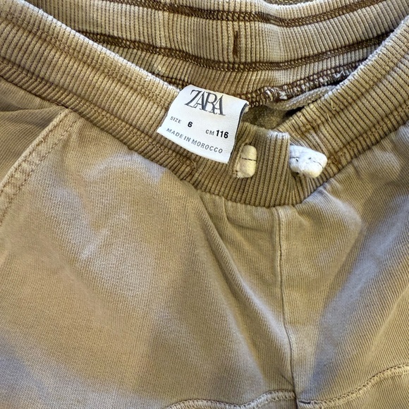 Zara fun and neutral boys' shorts bundle
( 3 pairs) - Picture 6 of 9